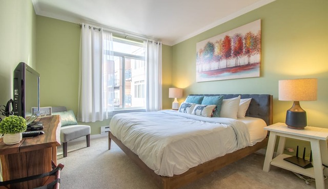 Stylish 2 BR, 2 BA in the Heart of the City!