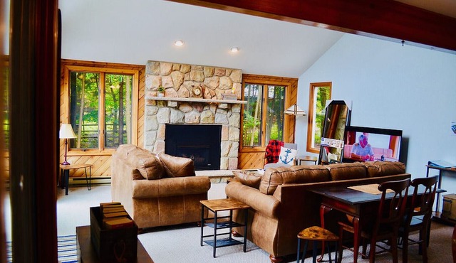 ⛷️⛱️⛰️ Romantic Lake Front ❤️1BR★HotTub★Fireplace★Boat/Fish★Dogs+★ in Pocono Lake