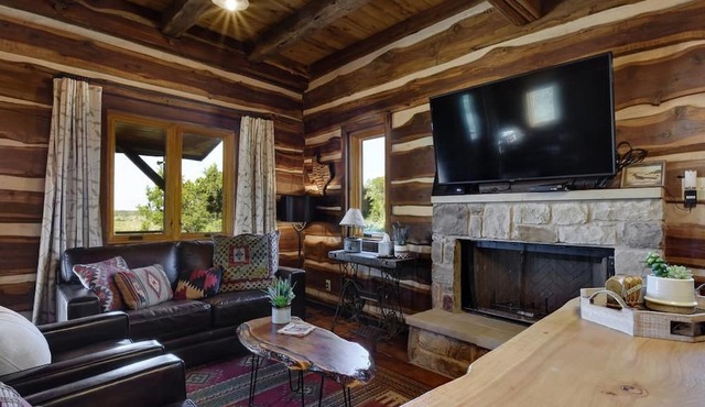 Rustic meets Luxury with INCREDIBLE VIEWS! Hot Tub, Fire Pit, 2 bedrm/2 bath in San Marcos