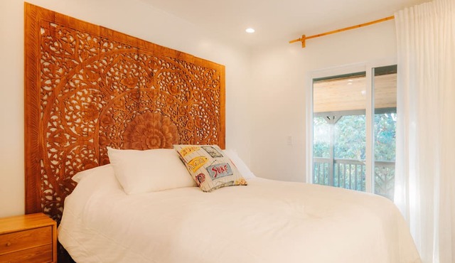 3 Bedroom 3.5 Bathroom Ocean View House. A Short Walk To Paia Town & Beaches!