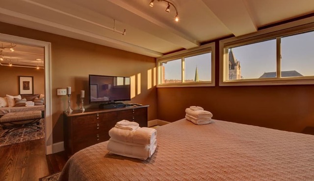Ellington Loft | City Views + Biltmore Pass | Walk to Everything