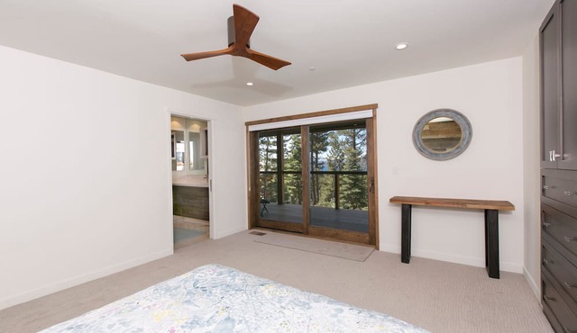 Beaver Lake View- Luxury, Hot Tub, Close to Lake in Kings Beach