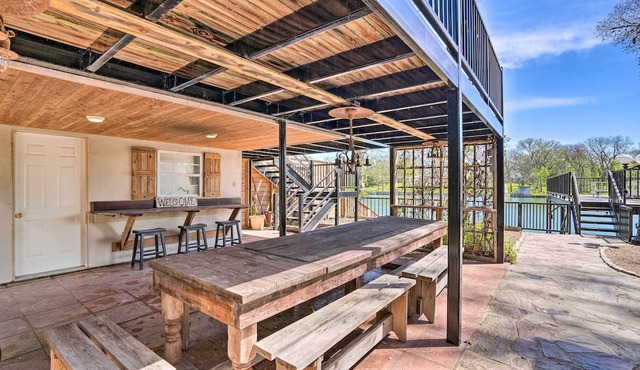 Guadalupe Riverfront Studio w/Private Balcony