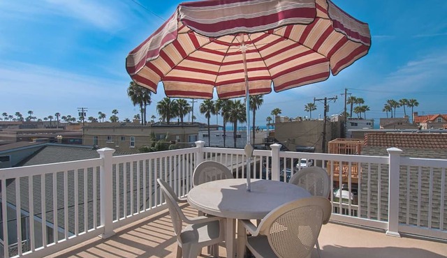 Bright and Cheery and Green.a beautiful lower unit with lots of personality! in Newport Beach