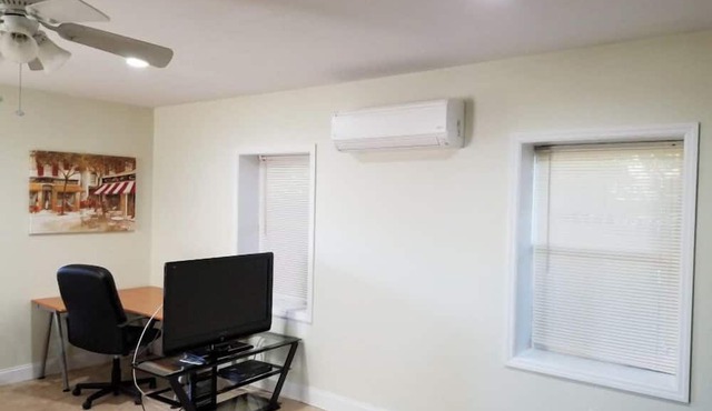 1 BR located 5 minutes away from St Joseph & Hackensack Hospital. 15 min to NYC