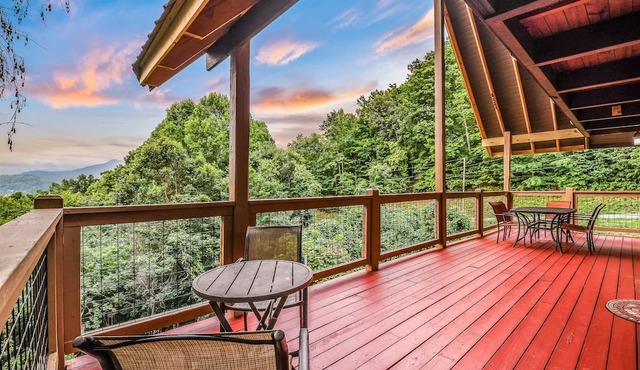 Bearly Hidden Ridge 5 Bedroom Cabin by RedAwning in Gatlinburg
