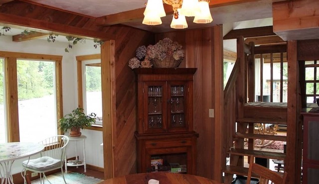 Beautiful Riverfront Getaway in the Cascade Mountains