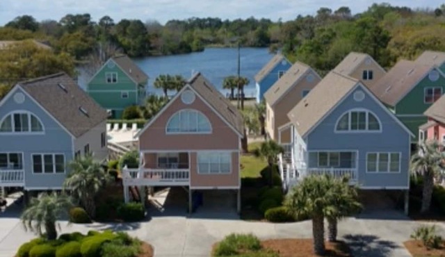 Beautiful Oceanfront Condo On 4th Floor - Steps From The Beach. Linens Incl. ! in Surfside Beach