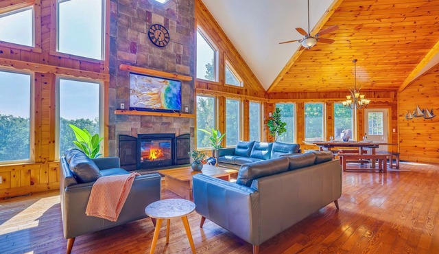 Mountain Chalet ~ Heated Pool ~ Spa ~ Sauna ~ Gorgeous Views ~ 2 Fire Pits in Scotrun