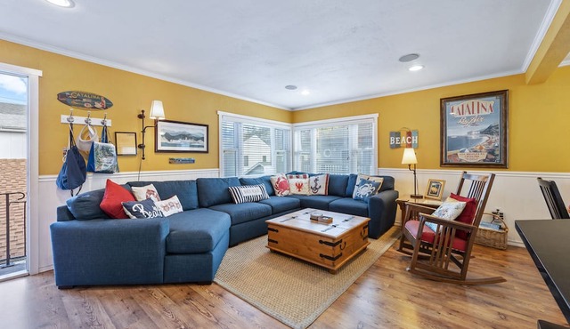 315E Upper: Spacious, Remodeled, Colorful Upper Level Duplex, Quiet Street, WIFI