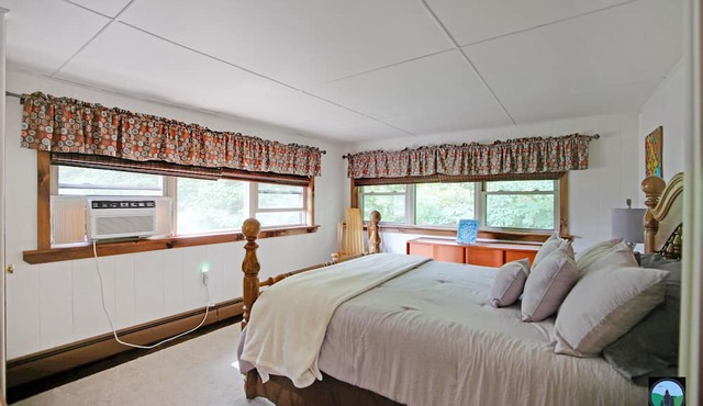 Spacious home on pristine Pine Creek! Great for family get togethers!