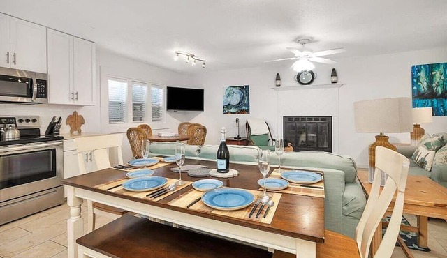 Ocean Tabby | St. Simons Island Village Condo Near Pier & Beach