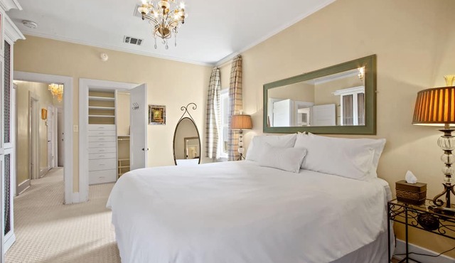 Spacious, top floor with view of downtown L.A., steps to Larchmont Village!