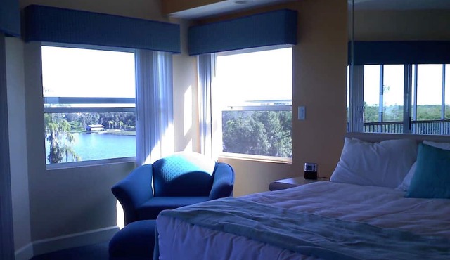 Absolutely stunning one bedroom timeshare/resort right next door to Disneyland.
