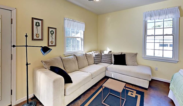 Heated Indoor Pool, Fast Wifi, 5 Acres of Fenced Privacy in South Haven