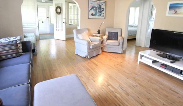 2 blocks to the beach and pet friendly. Memories are Made Here