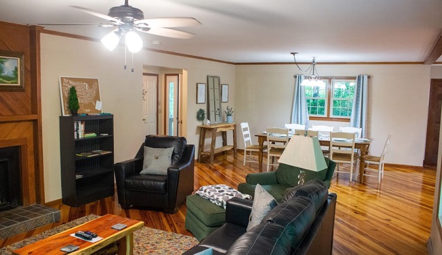 Beautiful 3BR, 3 bath 2 Pools, Lake, close to Cesars Head and Dupont