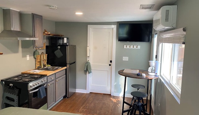Cozy studio in wonderful Decatur with refreshing AC and heat, and private deck. in Decatur