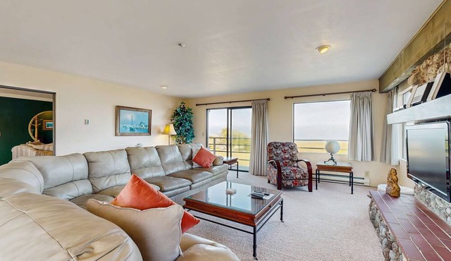 Oceanfront Home - Stunning Views & Private Hot Tub