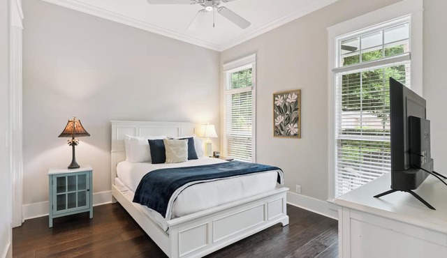 Central Location with a pool, sleeps 10