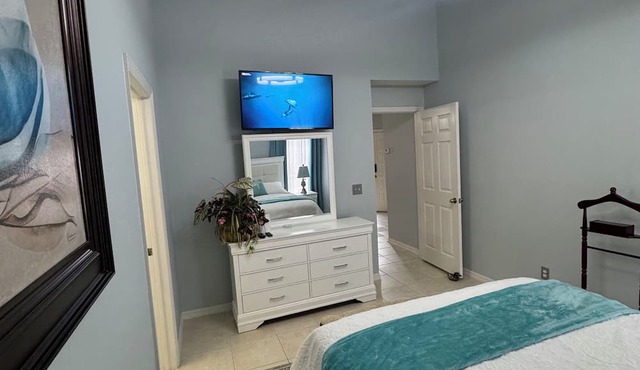 Pet-Friendly 3BR house 🐾 10 Min to Busch Gardens Airport Family Ready Coffee Bar