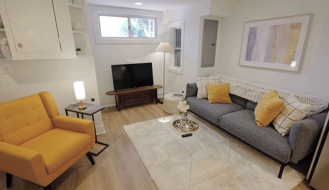 Parkside Living - Steps from Lincoln and Stanton Park! in Washington