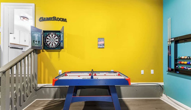 Enclosed Year-Round Heated IG Pool+Sauna+Hot Tub+Game Room+Theater in Cresco