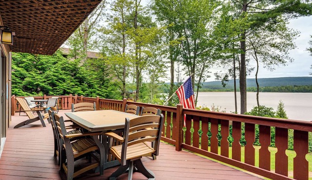 Beech Mt Lakefront Gem! Hot Tub, Kayaks, Billiards in Beech Mountain Lakes