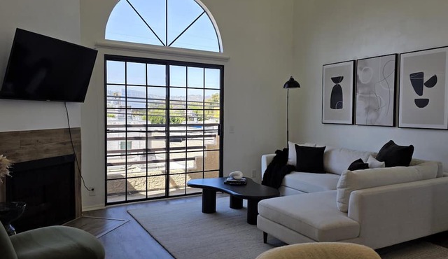 Stylish 2 bedroom + loft with rooftop patio and views near Beverly Hills