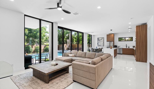 Stylish Pool Home 4BR Near Siesta Key "Palm Noir"