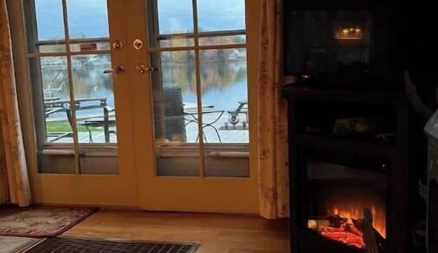 Lake Front Charming 3-bedroom cottage on Lime Lake near Ellicottville in Machias