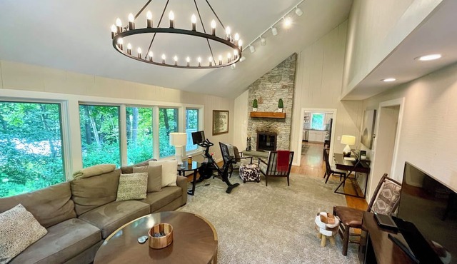 Spacious home <1 min from Lincoln Peak! Fits the whole extended family in Warren