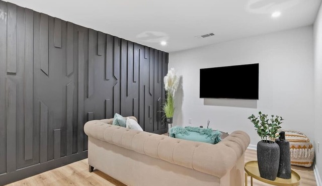 Chic 2 bedroom w/free parking