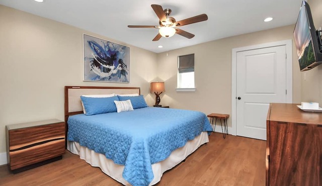 3 KING beds, CLOSE TO CRUISE LINES; Free parking,Rooftop dining at your leisure!