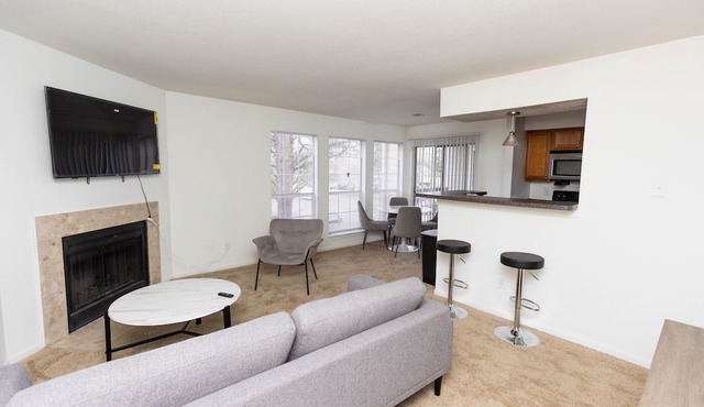 Corporate and Modern 2br suite I Pool I Parking