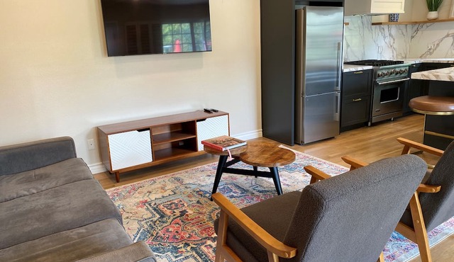 Guest house w/private entry - 2 Bed/1 Bath - Large pool - Ample street parking in Los Angeles