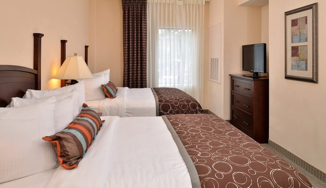 Free Breakfast. Indoor Pool & Hot Tub. Close to the Virginia Beach business district! in Chesapeake