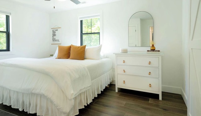 Peaceful, Modern Farmhouse. Premier Host. Minutes From Beach. Dog Friendly. in Fennville