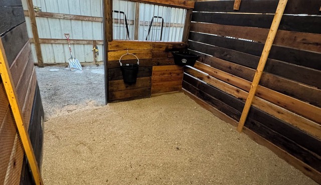 Woodford Stables/Walk to Eckert's Orchard