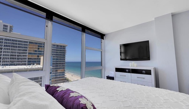 Beachfront 2-bedroom condo directly on the beach -last minute special rates in Fort Lauderdale