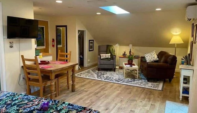 Happy Valley Studio - Peaceful rest in nature, just 5 minutes from downtown!