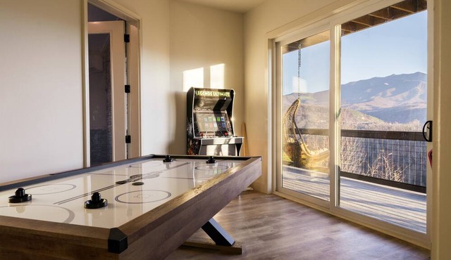 Luxury Gatlinburg Cabin w/Indoor Pool & Mountain Views - Minutes from PG
