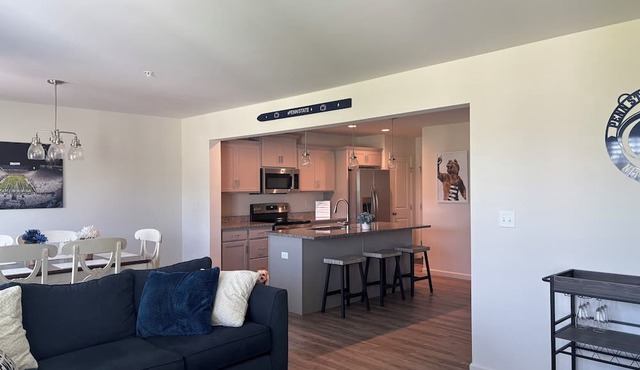 PENN STATE HOUSE-New construction, 3-BR townhome, 4 miles from Beaver Stadium.
