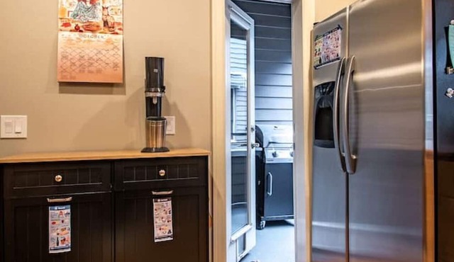 3 Bedroom Townhouse Downtown w/Private Backyard