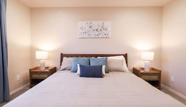 Team & Family Retreat | Dual Duplex | Sleeps 20 Near I-84