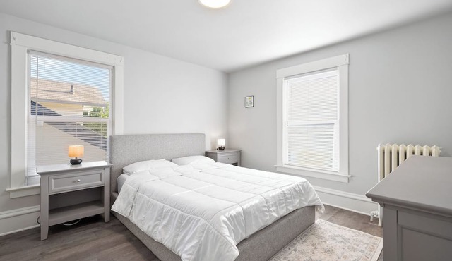 Bright and comfortable 2BD w/AC Near UW dedicated FREE Parking