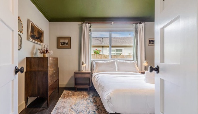 Ballard Craftsman | Sleeps 10 | A/C, BBQ & Firepit