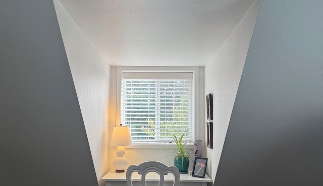 Birds Nest, Only blocks to downtown Snohomish