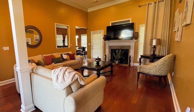 Bright & cozy 3 bedroom home minutes from theme parks and many dining options. in Kathleen