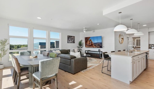 Amazing Deluxe 2BR Pool/Gym/Htub in Salt Lake City